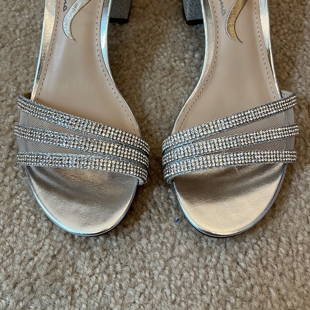 NWT Nina Womens Silver Glitter Sparkle Shiny Strappy Sandal Heels Prom - size 6M - Picture 3 of 7